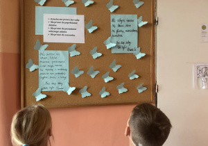 Tablica w świetlicy szkolnej zawierająca informacje i rysunki dotyczące Dnia Praw Dziecka