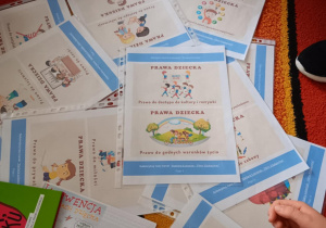 kolorowanki i inne prace uczniów klas 1-3, pozyskane z UNICEF