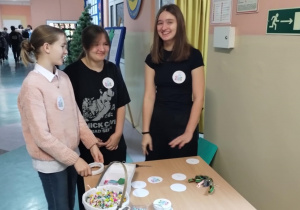 Dziewczynki rozdające emblematy okolicznościowe