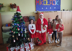 Uczniowie z klasy 2a stoją przy choince