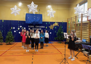 Pójdźmy wszyscy do stajenki w wykonaniu 5b przy akompaniamencie skrzypiec
