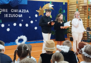 Powitanie uczestników spotkania wigilijnego przez prowadzącycg