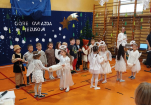 Sprzątały aniołki. taniec aniołków z klasy 0