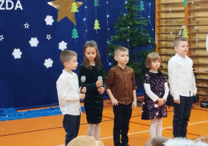 Uczniowie 1b recytują wiersz Pachnąca choinka