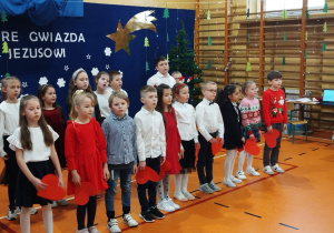 Uczniowie 2a śpiewają W drodze do stajenki