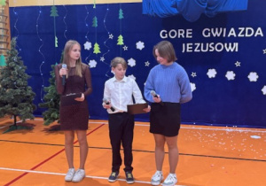 Uczniowie 8a recytują wiersz Wigilia oraz Mikołaj