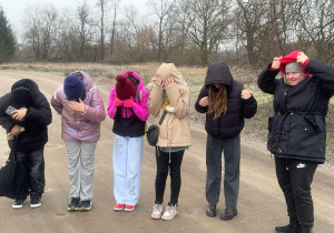 Młodzież podczas pleneru fotograficznego nad Pilicą, w ramach Innowacji fotograficznej.