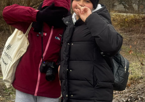 Młodzież podczas pleneru fotograficznego nad Pilicą, w ramach Innowacji fotograficznej.