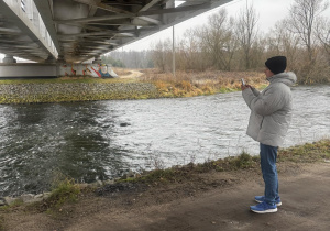 Młodzież podczas pleneru fotograficznego nad Pilicą, w ramach Innowacji fotograficznej.