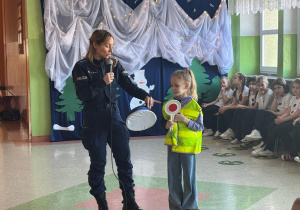 Policjantka demonstruje strój.