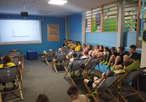Uczniowie oglądają film instruktażowy