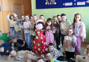 Uczniowie z własnoręcznie zrobioną marzanną