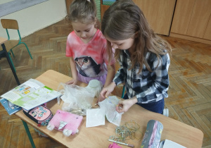Uczennice przygotowują słoik z fasolą