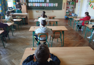 Uczniowie słuchają regulaminu