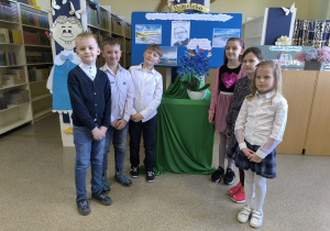Uczniowie biorący udział w konkursie recytatorskim