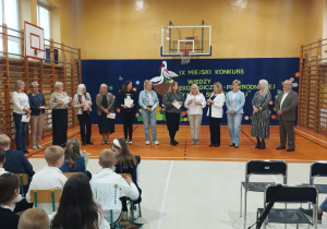 Wręczanie podziękowań dla nauczycieli