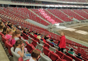 Uczniowie zwiedzają Stadion Narodowy
