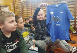 Uczeń prezentuje koszulkę