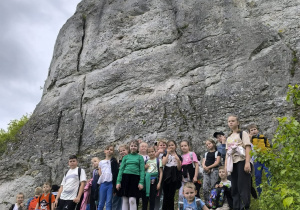 Uczniowie stoją tuż przy górze