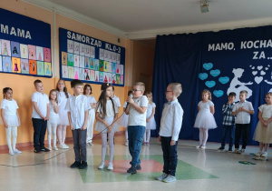 Chłopiec mówi wiersz