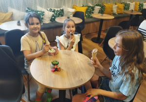 Dziewczynki jedzą lody