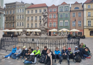 Dzieci odpoczywają po grze miejskiej