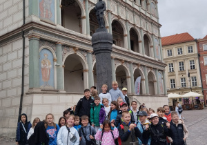 Dzieci przy pręgierzu