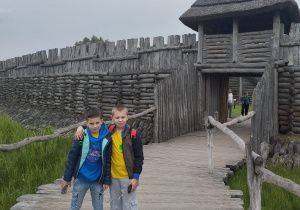 Uczniowie przy wejściu do osady