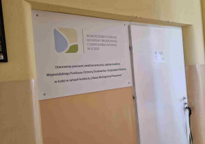 Wejście do ekopracowni i tablica informacyjna z Wojewódzkiego Funduszu Ochrony Środowiska w Łodzi