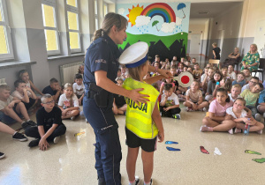 Policjantka stoi z uczennicą