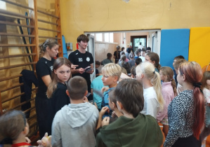 Uczniowie zadają pytania koszykarzom