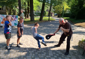 Dzieci ćwiczą capoeirę