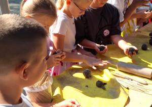 Dzieci lepią z gliny