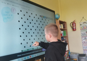 Uczeń tworzy pracę z kropek