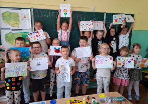 Uczniowie pokazują swoje prace