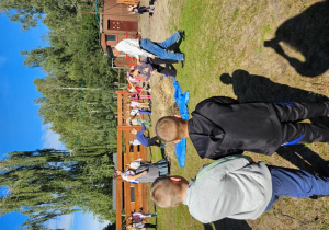 Dzieci wydobywają ziarna z kłosów