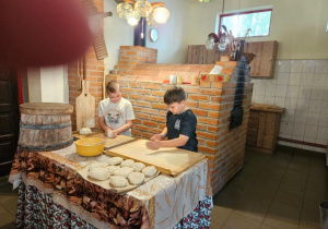 Uczniowie przygotowują ciasto na chleb