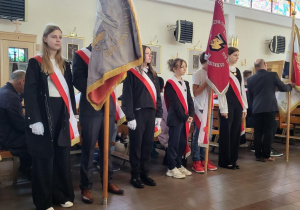 Uczniowie w poczcie sztandarowym podczas uroczystości