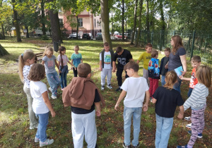 Dzieci integrują się w kręgu