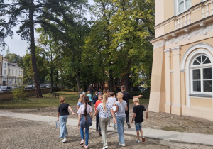 Uczniowie wychodzą do parku