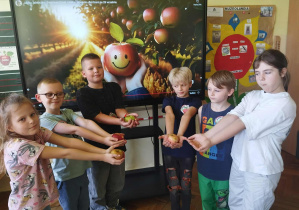 Dzieci pokazują jabłka