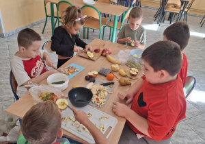 Jabłka, śliwki, banany i gruszki