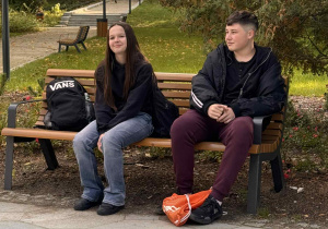 Uczniowie klasy 7a podczas drogi do Muzeum, zdjęcie wykonane w Parku Solidarności