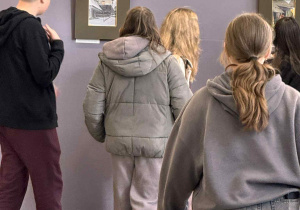Uczniowie klasy 7a podczas zwiedzania wystawy malarskiej Józefa Panfila