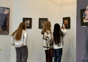 Uczniowie klasy 7a podczas zwiedzania wystawy malarskiej Józefa Panfila