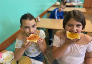 Dzieci jedzą kanapki z dżemem