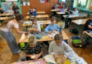 Dzieci przygotowują śniadanie