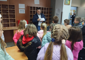 Dzieci słuchają informacji o listach i paczkach