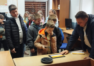 Uczeń stempluje list