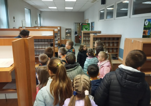 Uczniowie w pomieszczeniu dla listonoszy